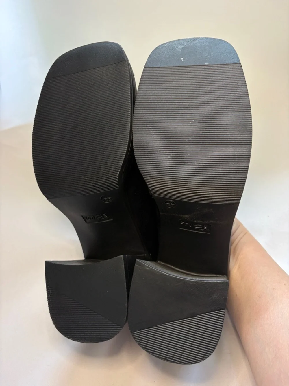 Rouge Helium Black Platform Loafer Pumps with Gold‎ Accent Size 10